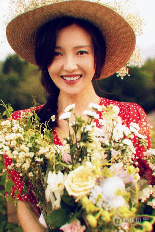 傅晶手捧鲜花，头戴草帽清新清新户外写真美照