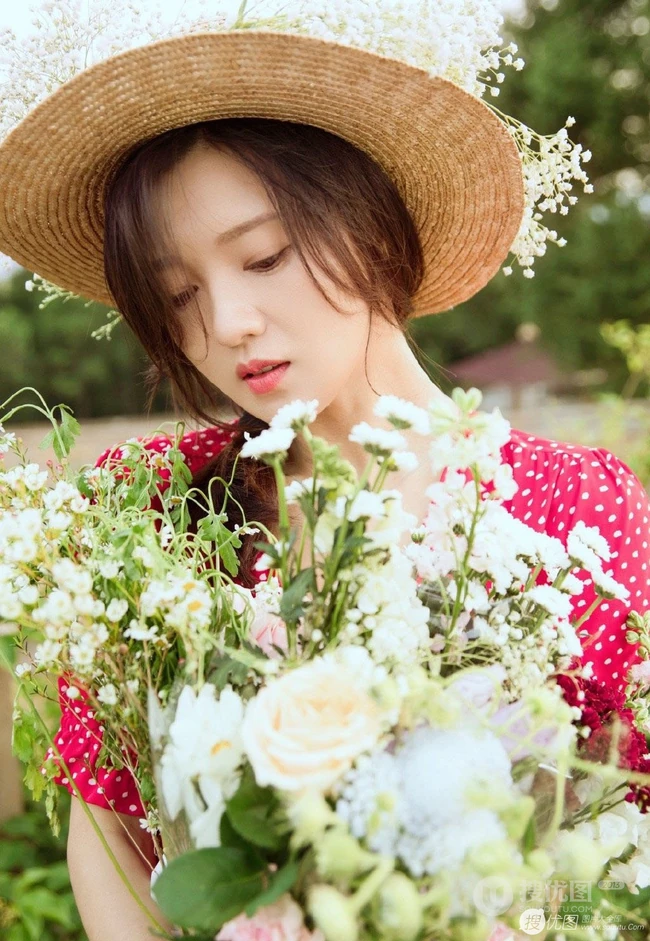 傅晶手捧鲜花，头戴草帽清新清新户外写真美照