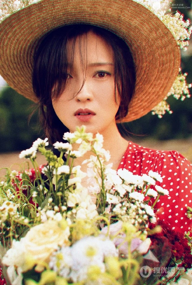 傅晶手捧鲜花，头戴草帽清新清新户外写真美照