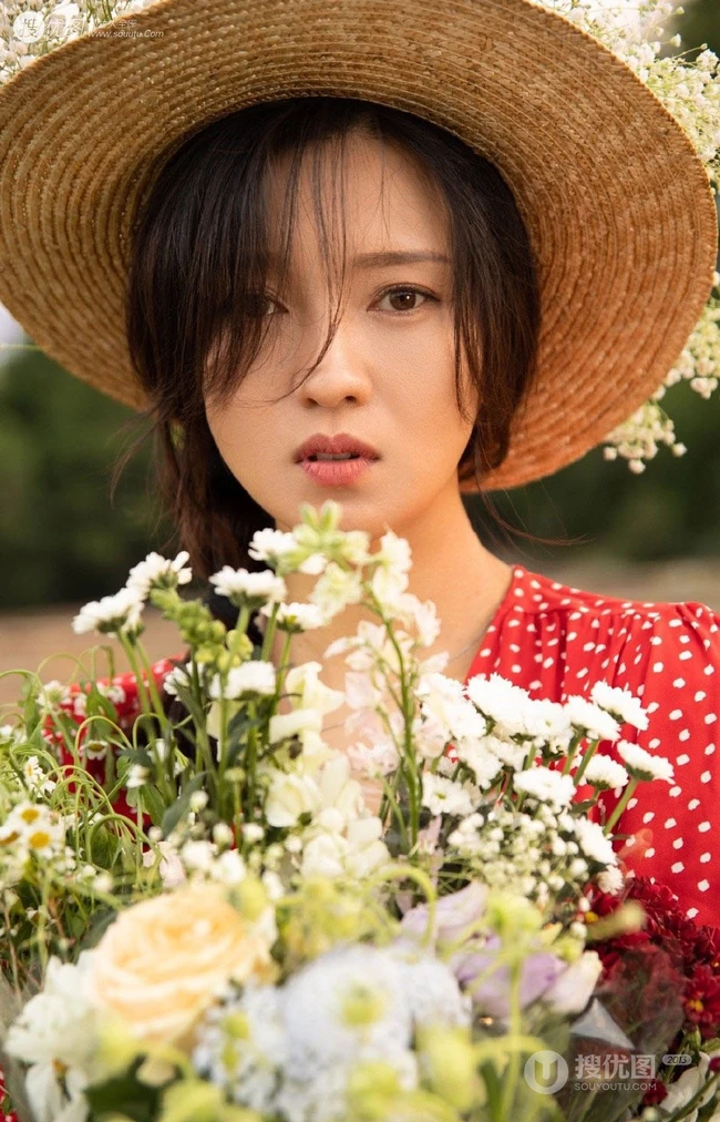 傅晶手捧鲜花，头戴草帽清新清新户外写真美照