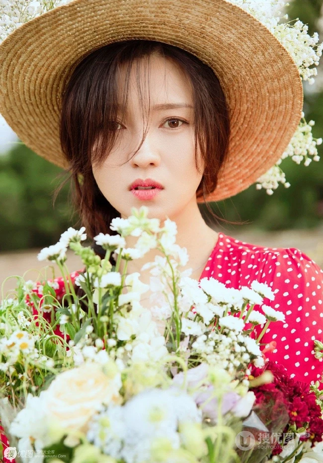 傅晶手捧鲜花，头戴草帽清新清新户外写真美照