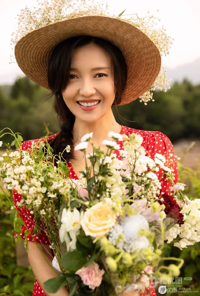 傅晶手捧鲜花，头戴草帽清新清新户外写真美照