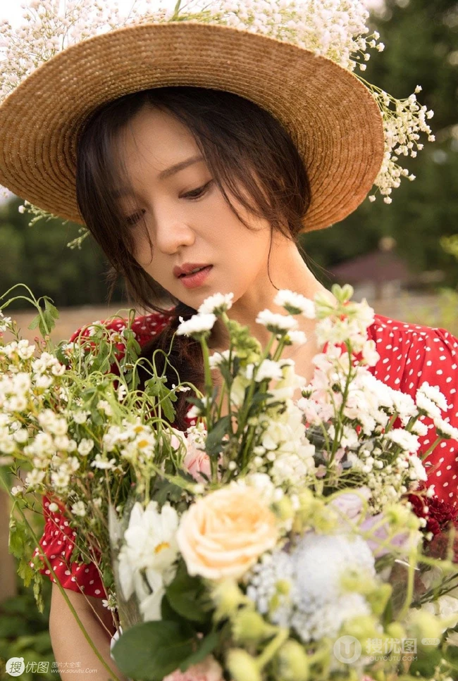 傅晶手捧鲜花，头戴草帽清新清新户外写真美照