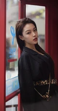 福建女生马栗黑色连衣裙酷美街边电话亭优雅写真图片