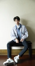 王俊凯牛仔衣黑裤帅气静坐文静写真图片