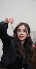 Angelababy气质卷发黑衣手工diy自制耳坠高清写真照片