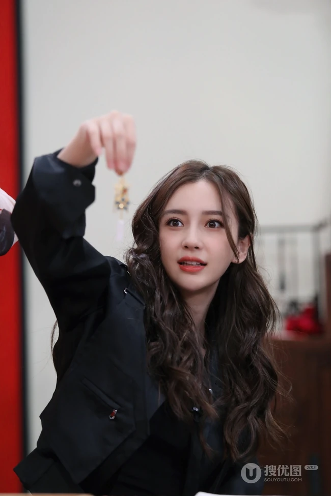 Angelababy气质卷发黑衣手工diy自制耳坠高清写真照片