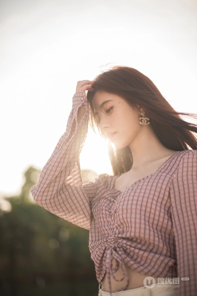 鞠婧祎唯美清纯户外逆光写真照图片