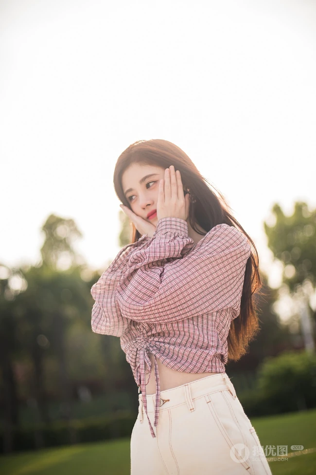 鞠婧祎唯美清纯户外逆光写真照图片