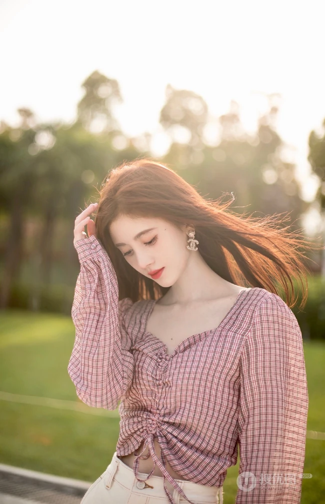 鞠婧祎唯美清纯户外逆光写真照图片