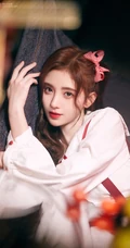 鞠婧祎超美肩带紫裙侧躺沙发甜美仙气写真照图片