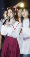 鞠婧祎超美肩带紫裙侧躺沙发甜美仙气写真照图片