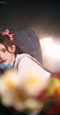 鞠婧祎超美肩带紫裙侧躺沙发甜美仙气写真照图片