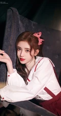 鞠婧祎超美肩带紫裙侧躺沙发甜美仙气写真照图片
