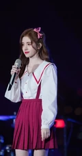 鞠婧祎超美肩带紫裙侧躺沙发甜美仙气写真照图片