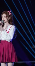 鞠婧祎超美肩带紫裙侧躺沙发甜美仙气写真照图片