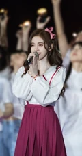 鞠婧祎超美肩带紫裙侧躺沙发甜美仙气写真照图片