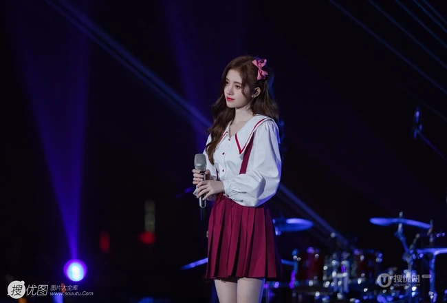 鞠婧祎超美肩带紫裙侧躺沙发甜美仙气写真照图片