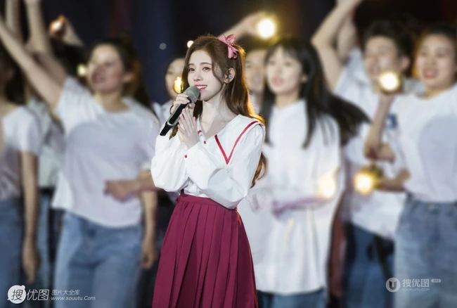 鞠婧祎超美肩带紫裙侧躺沙发甜美仙气写真照图片