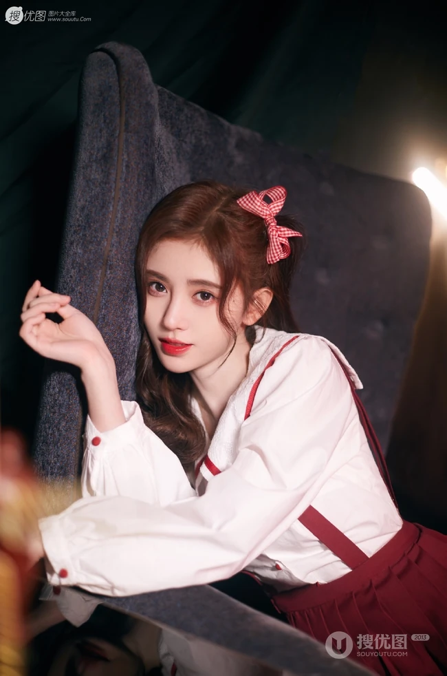 鞠婧祎超美肩带紫裙侧躺沙发甜美仙气写真照图片