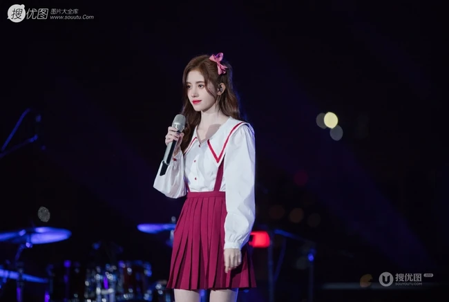 鞠婧祎超美肩带紫裙侧躺沙发甜美仙气写真照图片
