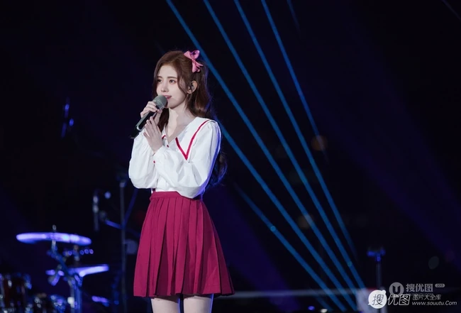 鞠婧祎超美肩带紫裙侧躺沙发甜美仙气写真照图片