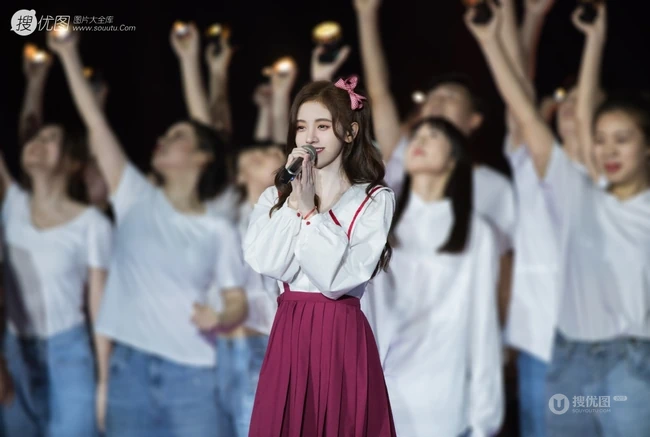 鞠婧祎超美肩带紫裙侧躺沙发甜美仙气写真照图片