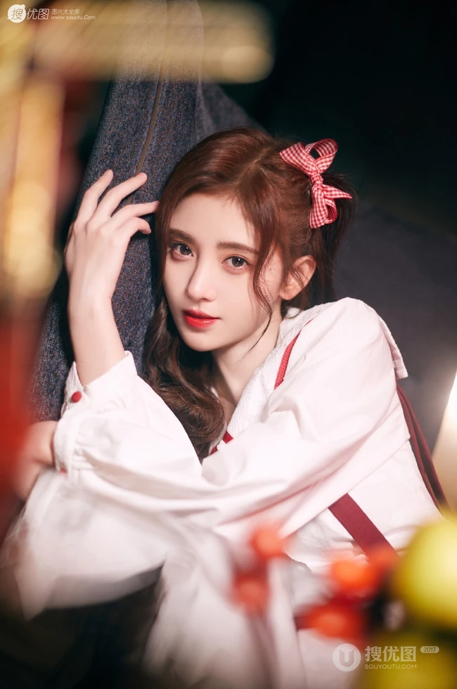 鞠婧祎超美肩带紫裙侧躺沙发甜美仙气写真照图片