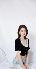 山东女明星韩丹桐V领女仆装搭牛仔裤气质写真照图片
