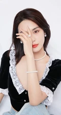 山东女明星韩丹桐V领女仆装搭牛仔裤气质写真照图片