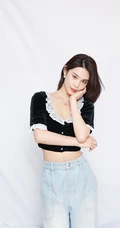 山东女明星韩丹桐V领女仆装搭牛仔裤气质写真照图片