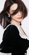 山东女明星韩丹桐V领女仆装搭牛仔裤气质写真照图片