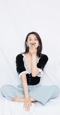 山东女明星韩丹桐V领女仆装搭牛仔裤气质写真照图片