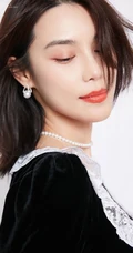 山东女明星韩丹桐V领女仆装搭牛仔裤气质写真照图片