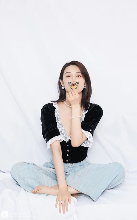 山东女明星韩丹桐V领女仆装搭牛仔裤气质写真照图片