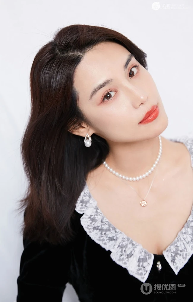 山东女明星韩丹桐V领女仆装搭牛仔裤气质写真照图片