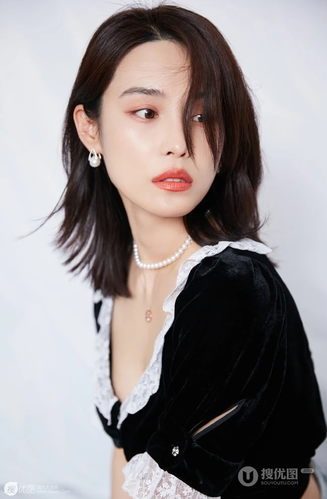 山东女明星韩丹桐V领女仆装搭牛仔裤气质写真照图片