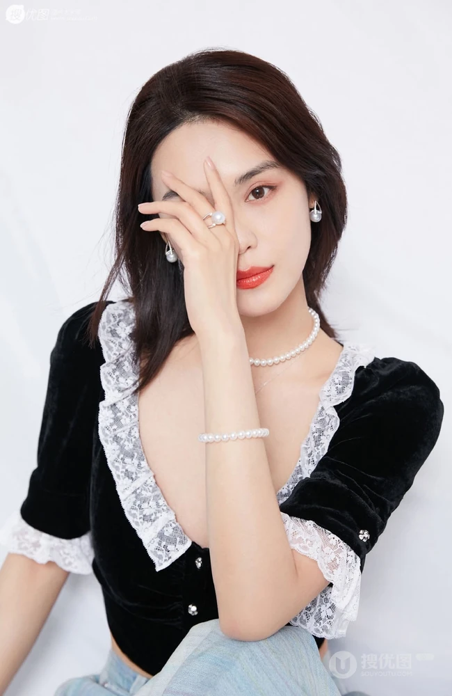 山东女明星韩丹桐V领女仆装搭牛仔裤气质写真照图片