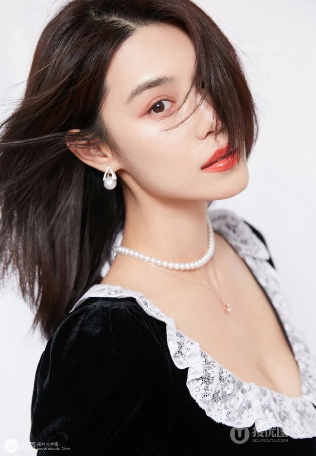 山东女明星韩丹桐V领女仆装搭牛仔裤气质写真照图片