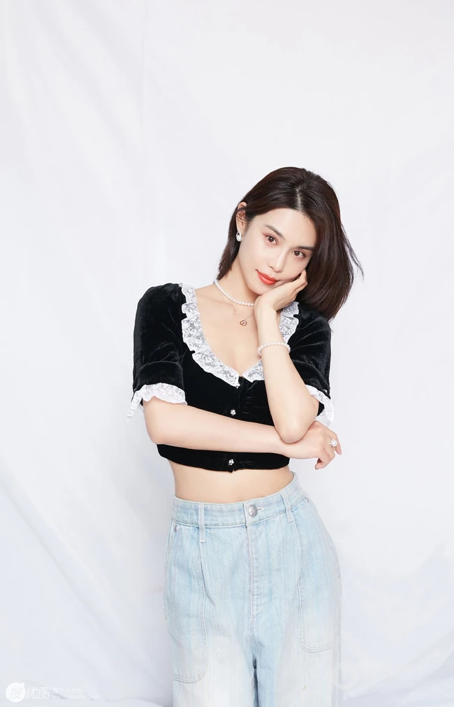 山东女明星韩丹桐V领女仆装搭牛仔裤气质写真照图片