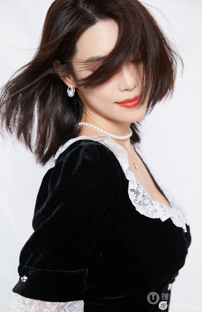 山东女明星韩丹桐V领女仆装搭牛仔裤气质写真照图片