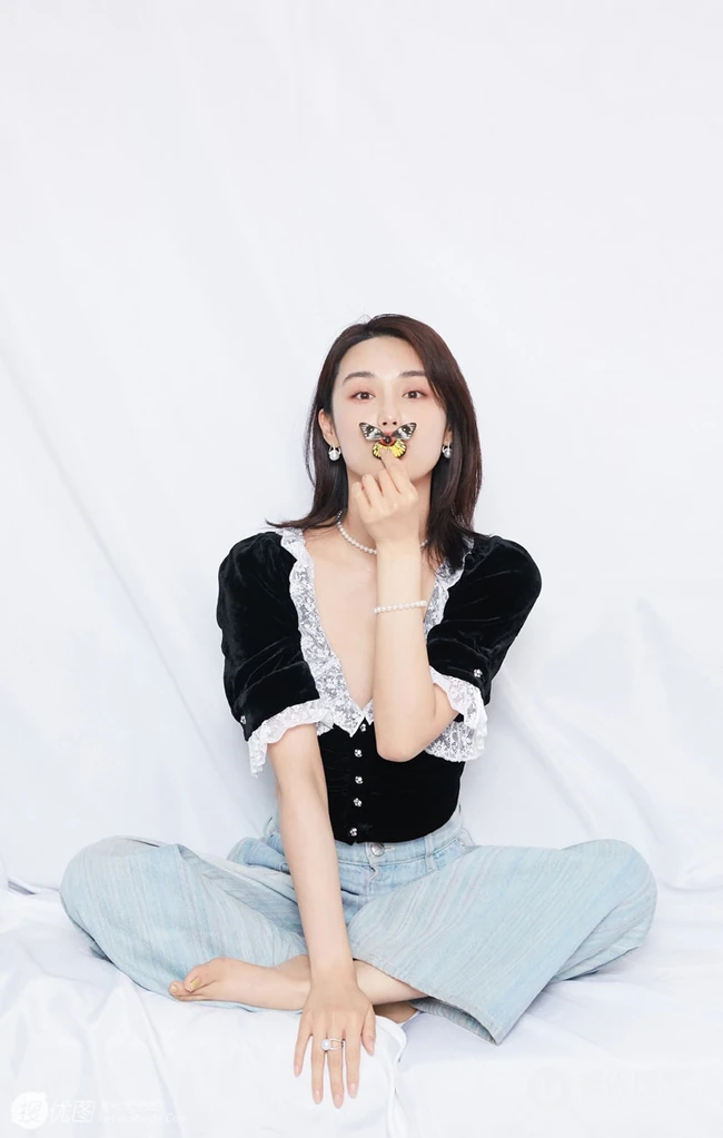 山东女明星韩丹桐V领女仆装搭牛仔裤气质写真照图片