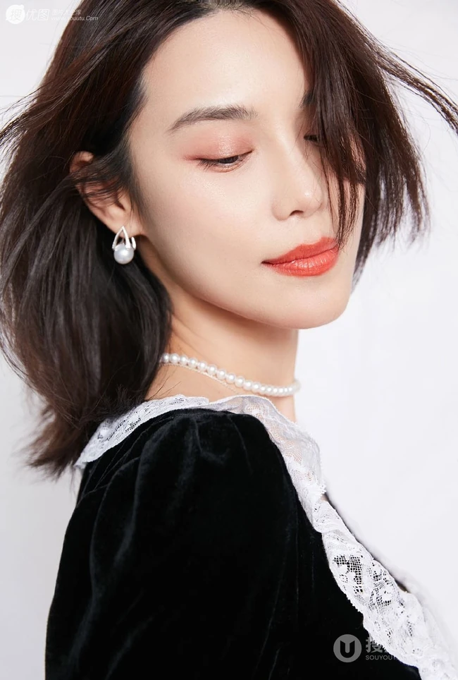 山东女明星韩丹桐V领女仆装搭牛仔裤气质写真照图片