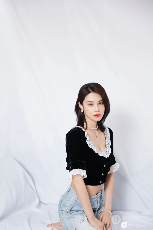 山东女明星韩丹桐V领女仆装搭牛仔裤气质写真照图片