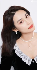 山东女明星韩丹桐V领女仆装搭牛仔裤气质写真照图片