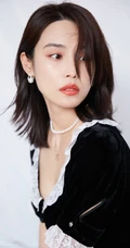 山东女明星韩丹桐V领女仆装搭牛仔裤气质写真照图片