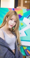 时尚染发女生肩带背心短裤着装显匀称气质时尚线条写真图片