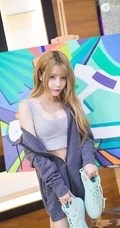 时尚染发女生肩带背心短裤着装显匀称气质时尚线条写真图片