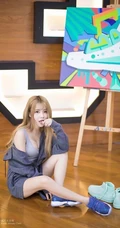 时尚染发女生肩带背心短裤着装显匀称气质时尚线条写真图片