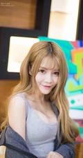 时尚染发女生肩带背心短裤着装显匀称气质时尚线条写真图片